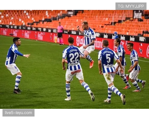 西甲劲旅强势复苏，新赛季争冠格局日趋激烈