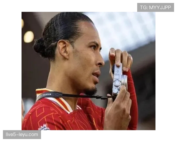 拉莫斯 vs 范戴克:不同时代顶级中卫对比 拉莫斯 vs 范戴克:不同时代顶级中卫对比