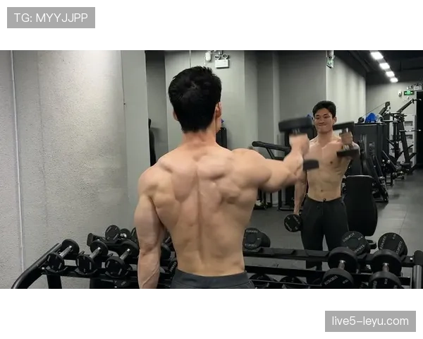 刘洋训练完顺手啃了块生鸡胸肉，这自律是真没谁了