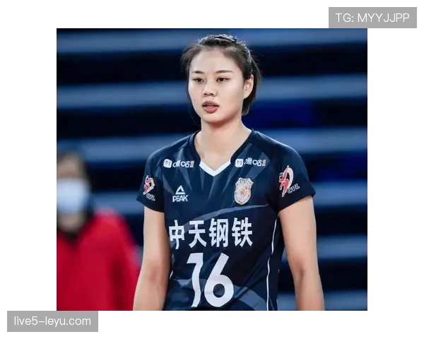 龚翔宇下飞机穿运动裤，肩上那个名牌包像把全月工资背着